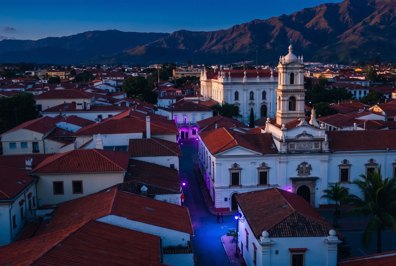 Casa moderna colombiana al atardecer con paleta URBIHUB